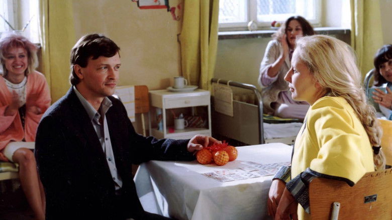 кадр из фильма Zwolnieni z życia