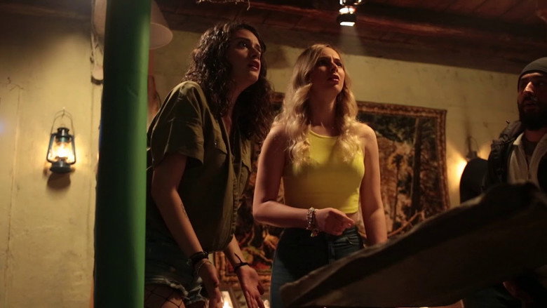 кадр из фильма Üç Harflilerin Musallat Olduğu Büyülü Konakta Ruh Çağıran Gençlerin Hazin Hikayesi