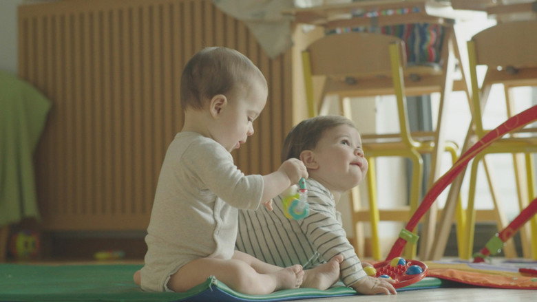 кадр из фильма Crèches, razzia sur les bébés