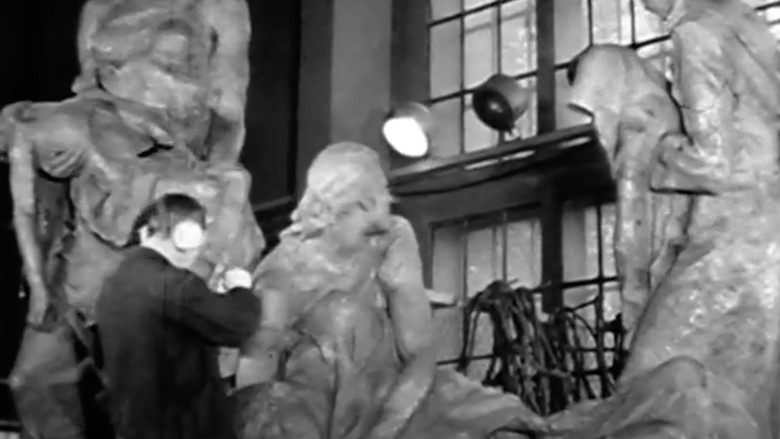 Город строит памятник