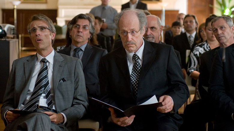 кадр из фильма L'Empire Bo$$é