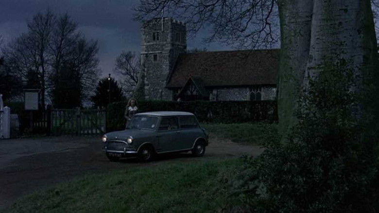 кадр из фильма Проклятие темно-красного алтаря