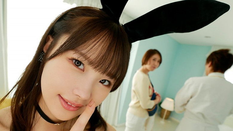 кадр из фильма 至近距離に彼女がいるのに耳元でコソコソ口説いてくるささやき誘惑中出し