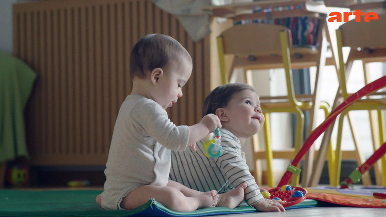 кадр из фильма Crèches, razzia sur les bébés