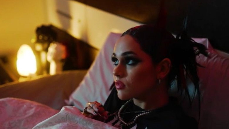 кадр из фильма Maggie Lindemann - Knife Under My Pillow