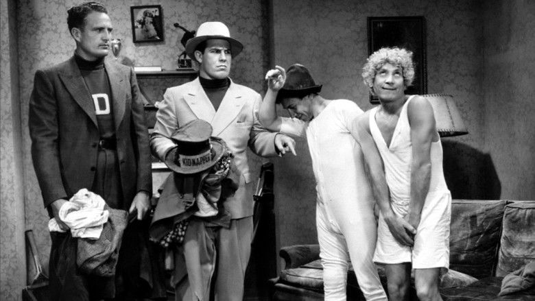 кадр из фильма Лошадиные перья