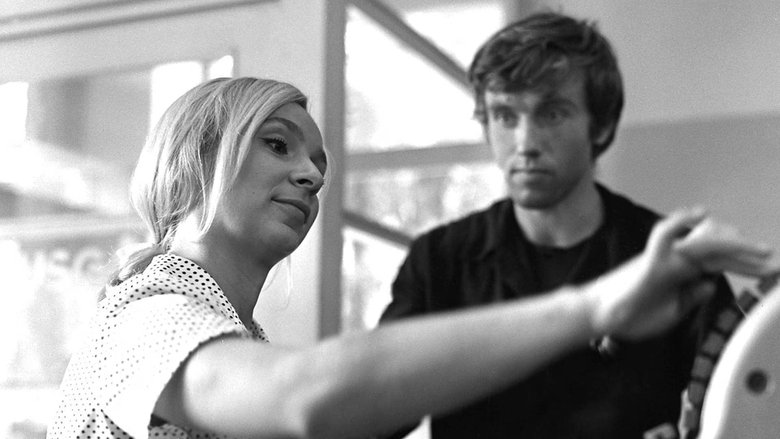 кадр из фильма Двери ЗАГСа открыты