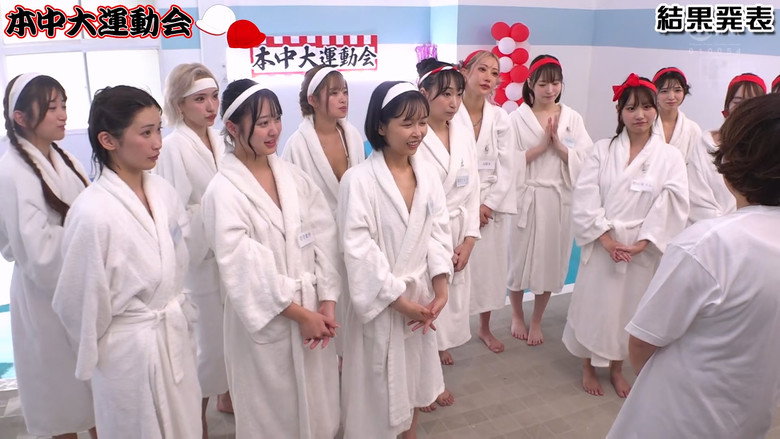 кадр из фильма 本中 全裸大運動会 おっぱいもマ●コもアナルも丸出しで、走って跳んで中出しして…本中女子13人のびちゃびちゃ青春メモリアル！