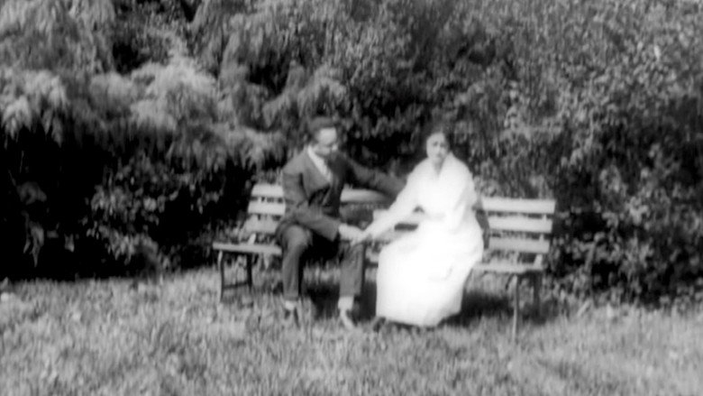 кадр из фильма В нашем дворе