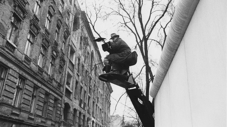 кадр из фильма Небо над Берлином