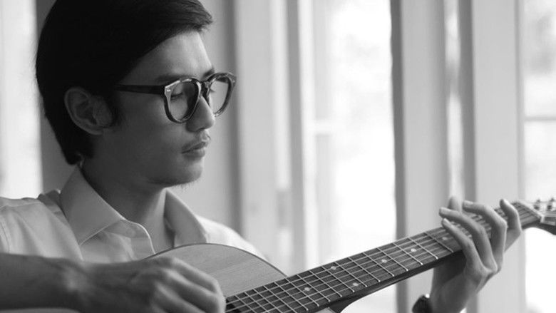 кадр из фильма Em và Trịnh