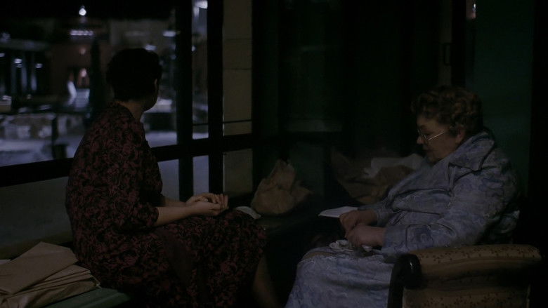 кадр из фильма ДАУ. Нора мама