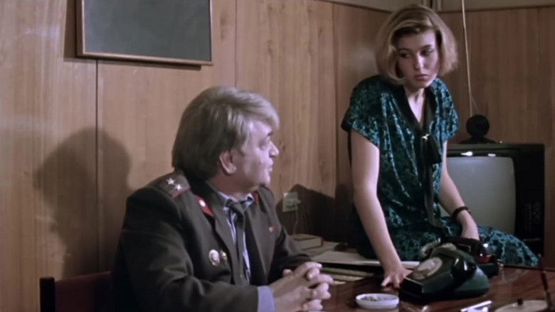 кадр из фильма Муж собаки Баскервилей