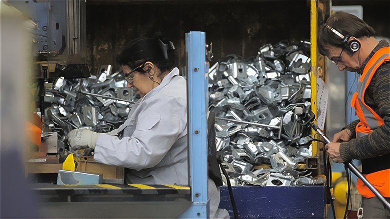 кадр из фильма C'est quoi ce travail ?