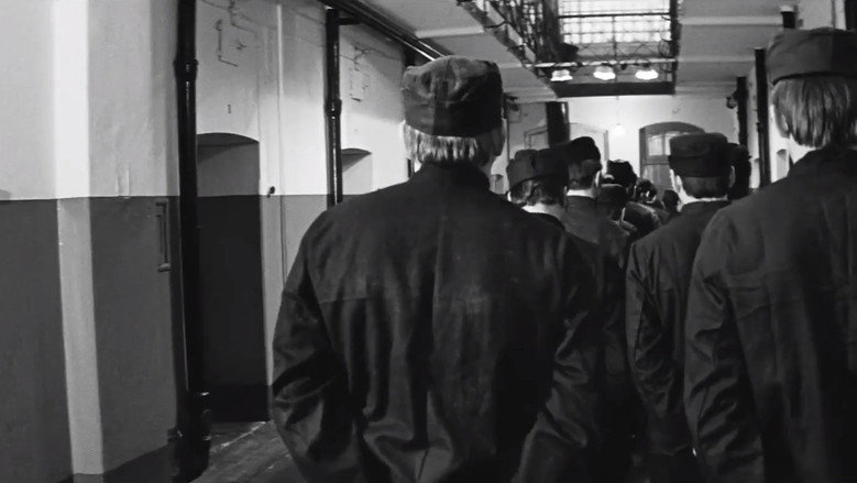 кадр из фильма Быть лишним