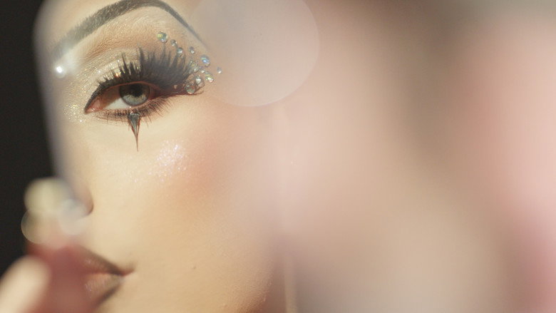 кадр из фильма Becoming Her - A Life in Drag
