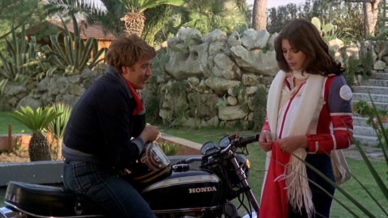 кадр из фильма Любовь, постель и предательство