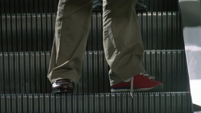 кадр из фильма Человек в красном ботинке