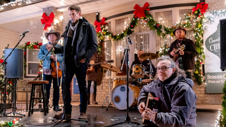 кадр из фильма A Homecoming for the Holidays