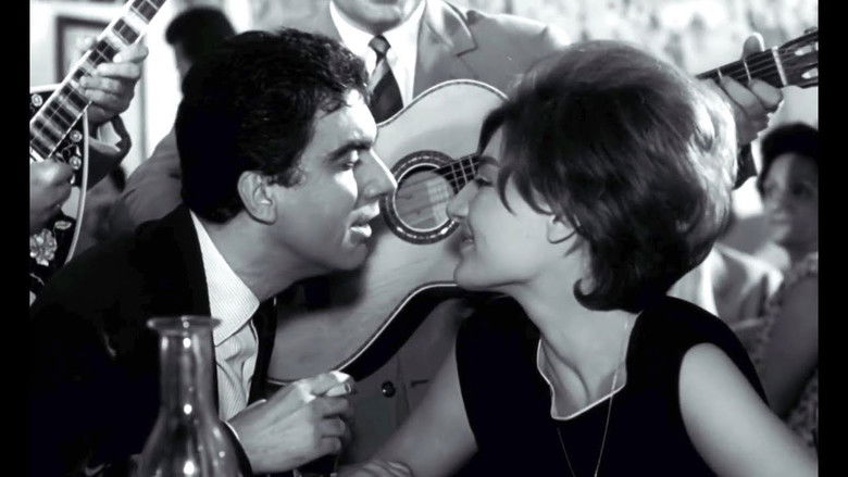 кадр из фильма Αλλοίμονο στους Νέους