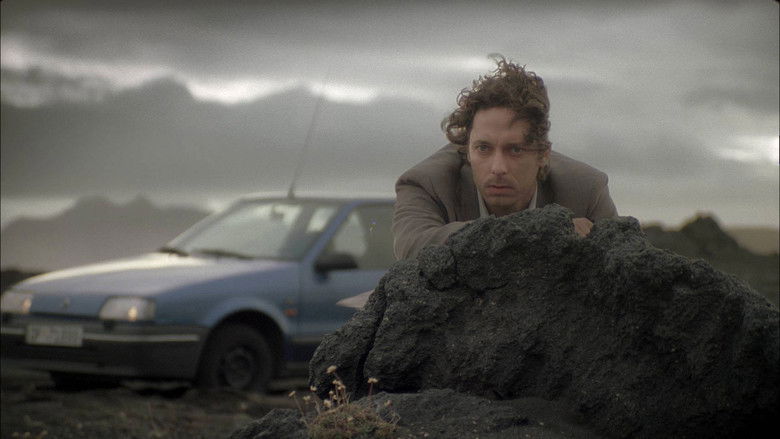 кадр из фильма Неуместный человек