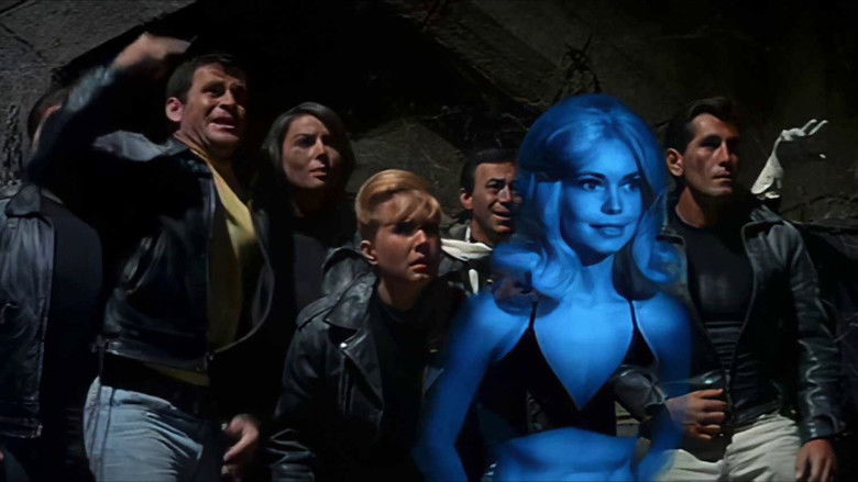 кадр из фильма Призрак в невидимом бикини