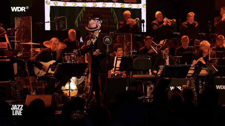 кадр из фильма Elvis Costello & WDR Big Band Leverkusener Jazztage