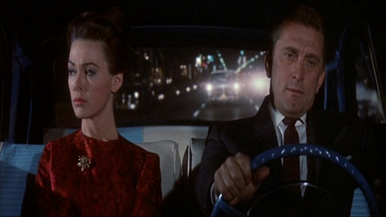 кадр из фильма Мы незнакомы, когда встречаемся