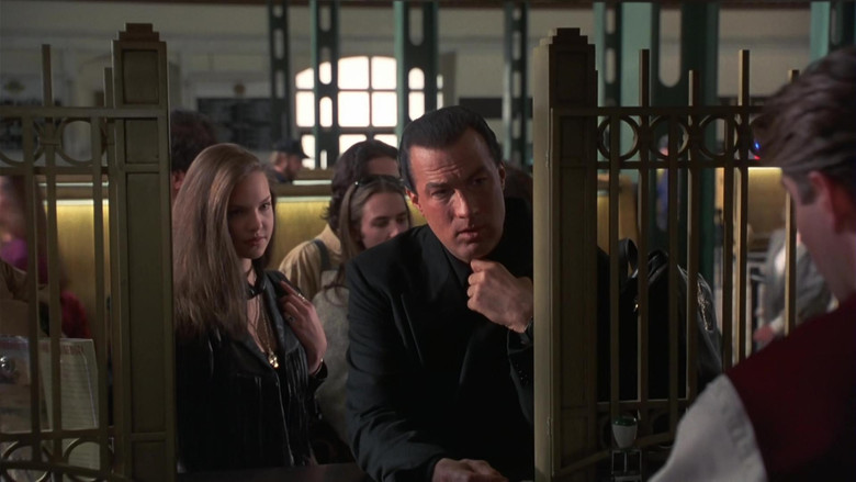 кадр из фильма В осаде 2: Темная территория