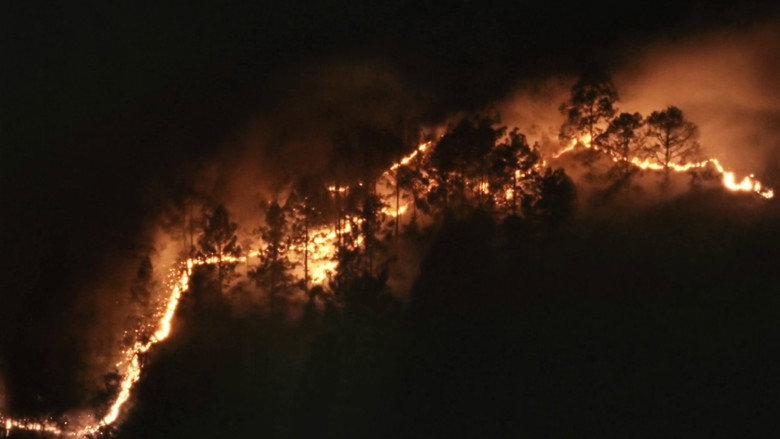 кадр из фильма जुगनूमा