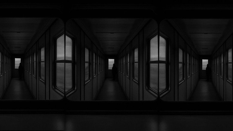 кадр из фильма THE STRANGER
