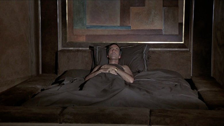 кадр из фильма 007: Человек с золотым пистолетом