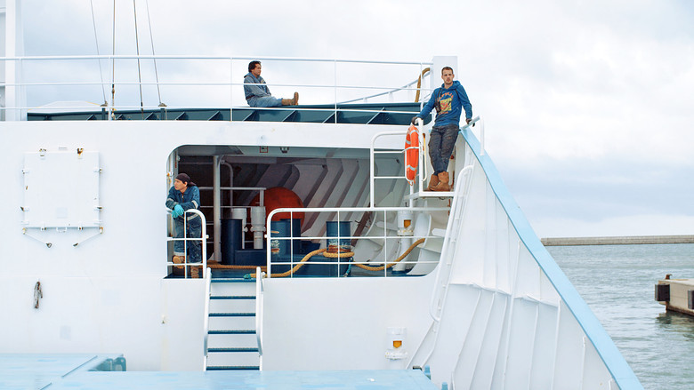 кадр из фильма Les terres lointaines