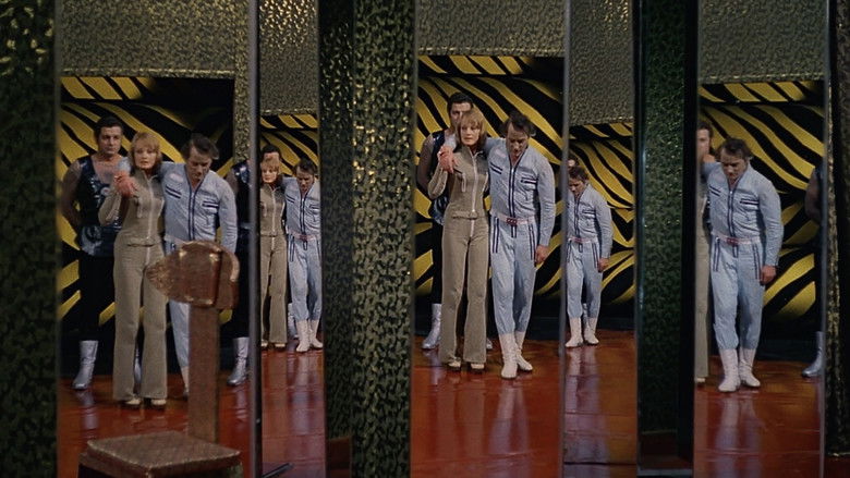 кадр из фильма В пыли звезд