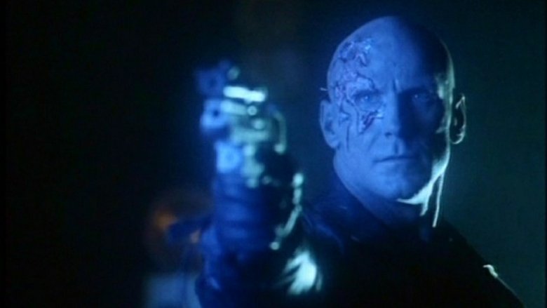 кадр из фильма Киборг–охотник