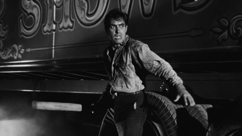 кадр из фильма Аллея кошмаров