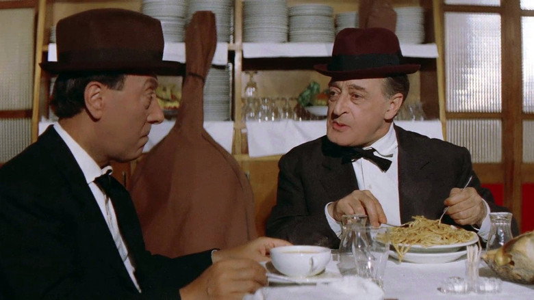 кадр из фильма Totò di notte n. 1