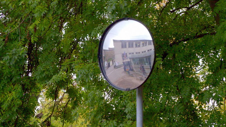 кадр из фильма Devant – Contrechamp de la rétention