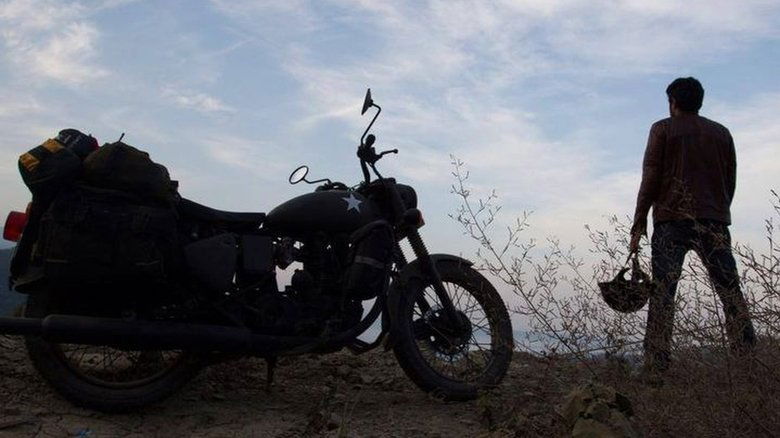 кадр из фильма Голубое небо, зелёное море, красная земля