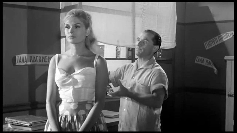 кадр из фильма Λαός και Κολωνάκι