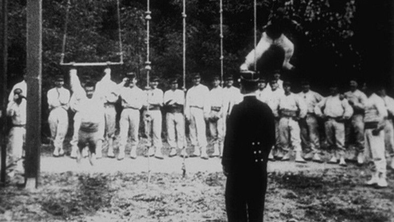 кадр из фильма 99e régiment d’infanterie : anneaux et trapèze