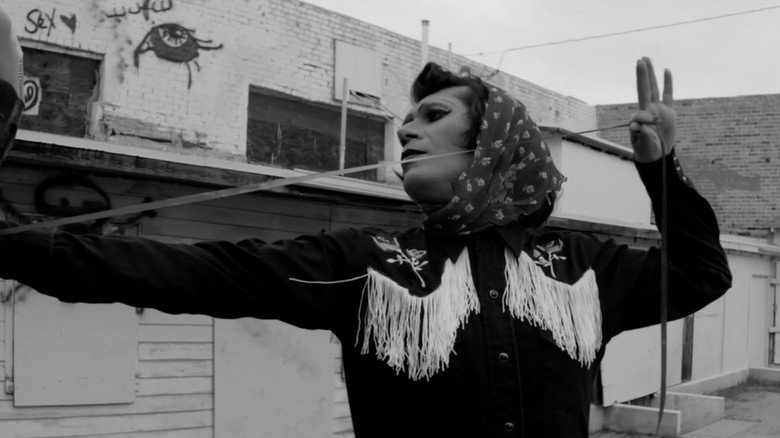 кадр из фильма Девушка возвращается одна ночью домой