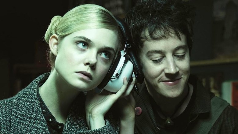 кадр из фильма Как разговаривать с девушками на вечеринках