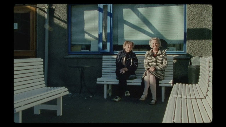 кадр из фильма Jörðin undir fótum okkar