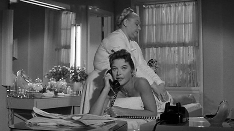 кадр из фильма The Female Animal