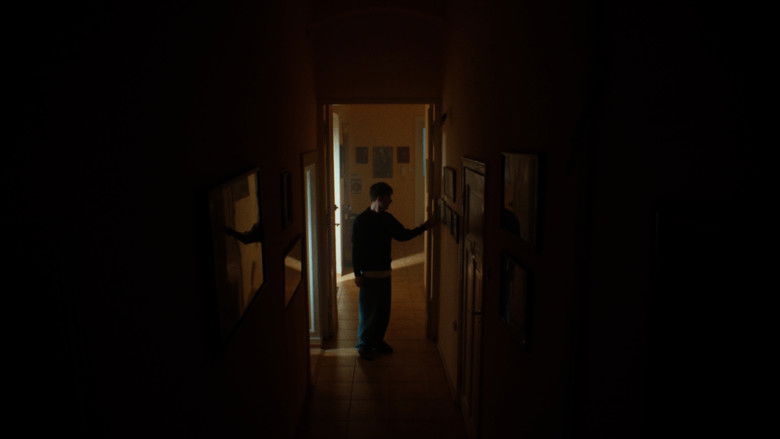 кадр из фильма FAKE