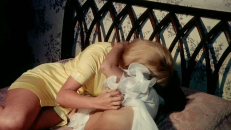 кадр из фильма Кошмары приходят ночью