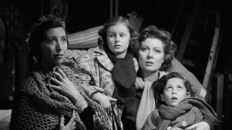 кадр из фильма Миссис Минивер