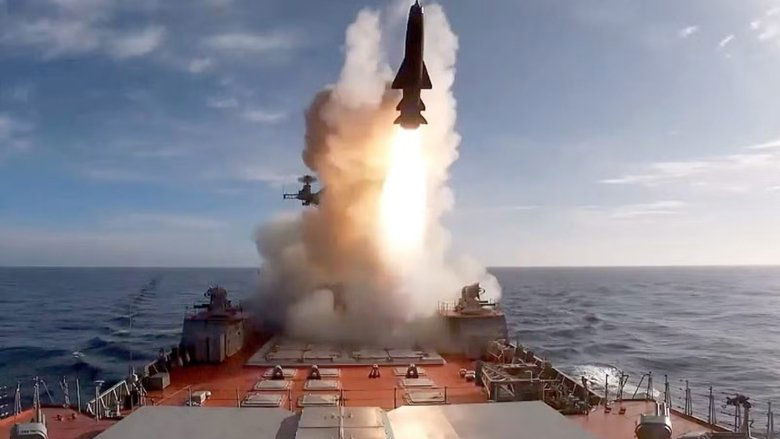 кадр из фильма Poutine et la guerre des cinq mers