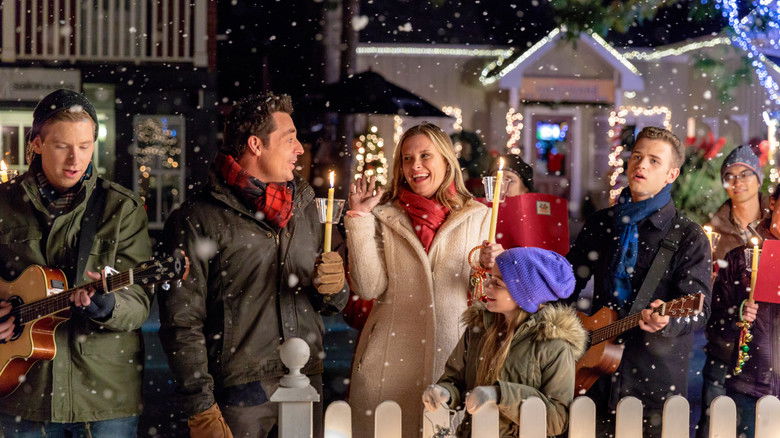 кадр из фильма Love You Like Christmas